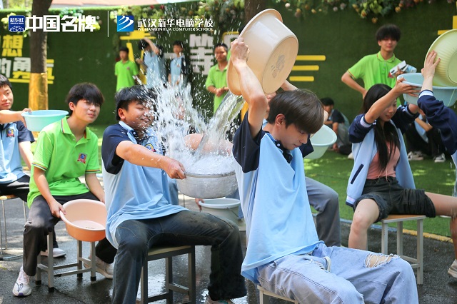 近日，第三十三屆夏季奧林匹克運動會在法國巴黎開幕啦！中國奧運代表團亮相巴黎，他們自信陽光、神采奕奕、活力滿滿，盡顯冠 軍范兒！在這個炎熱的夏日，為了弘揚奧運精神，激發同學們的運動熱情，武漢新華電教學校特別舉辦了一場別開生面的清涼奧運會活動，為奧運助力喝彩！蒙眼潑水比賽成為了運動會現場
