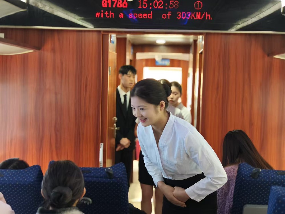 在人生的旅途中，每一位新生都如同初升的朝陽(yáng)，充滿(mǎn)著無(wú)限的可能與希望。他們勇敢地告別過(guò)去的熟悉與安逸，毅然決然地追尋新的方向。對(duì)于新生來(lái)說(shuō)，這個(gè)全新的方向或許充滿(mǎn)了未知的迷霧，或許布滿(mǎn)了荊棘與坎坷，但他們的眼中沒(méi)有畏懼，只有堅(jiān)定的光芒。他們懷揣著夢(mèng)想，如同勇敢的航海家，在廣闊的海洋中駛向未知的彼岸。&n